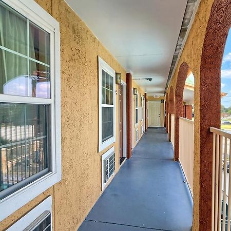 Econo Lodge Austin South Екстериор снимка