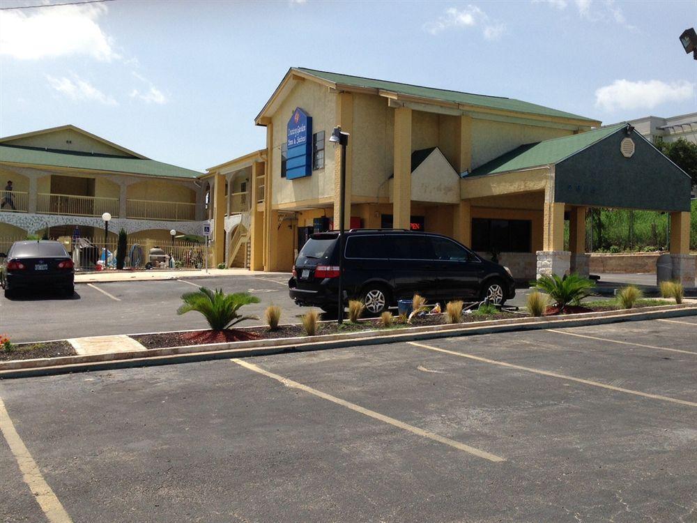 Econo Lodge Austin South Екстериор снимка