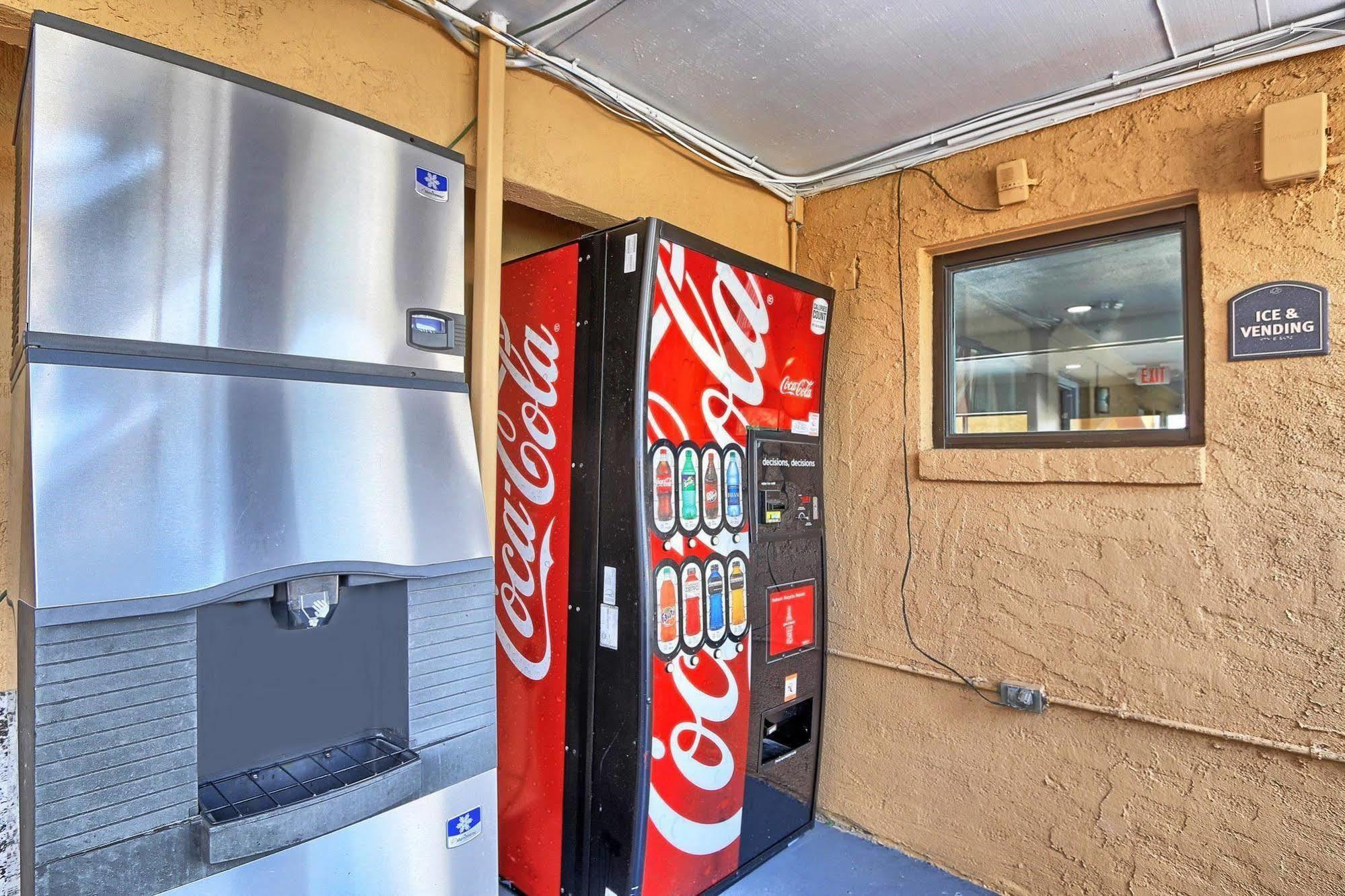 Econo Lodge Austin South Екстериор снимка