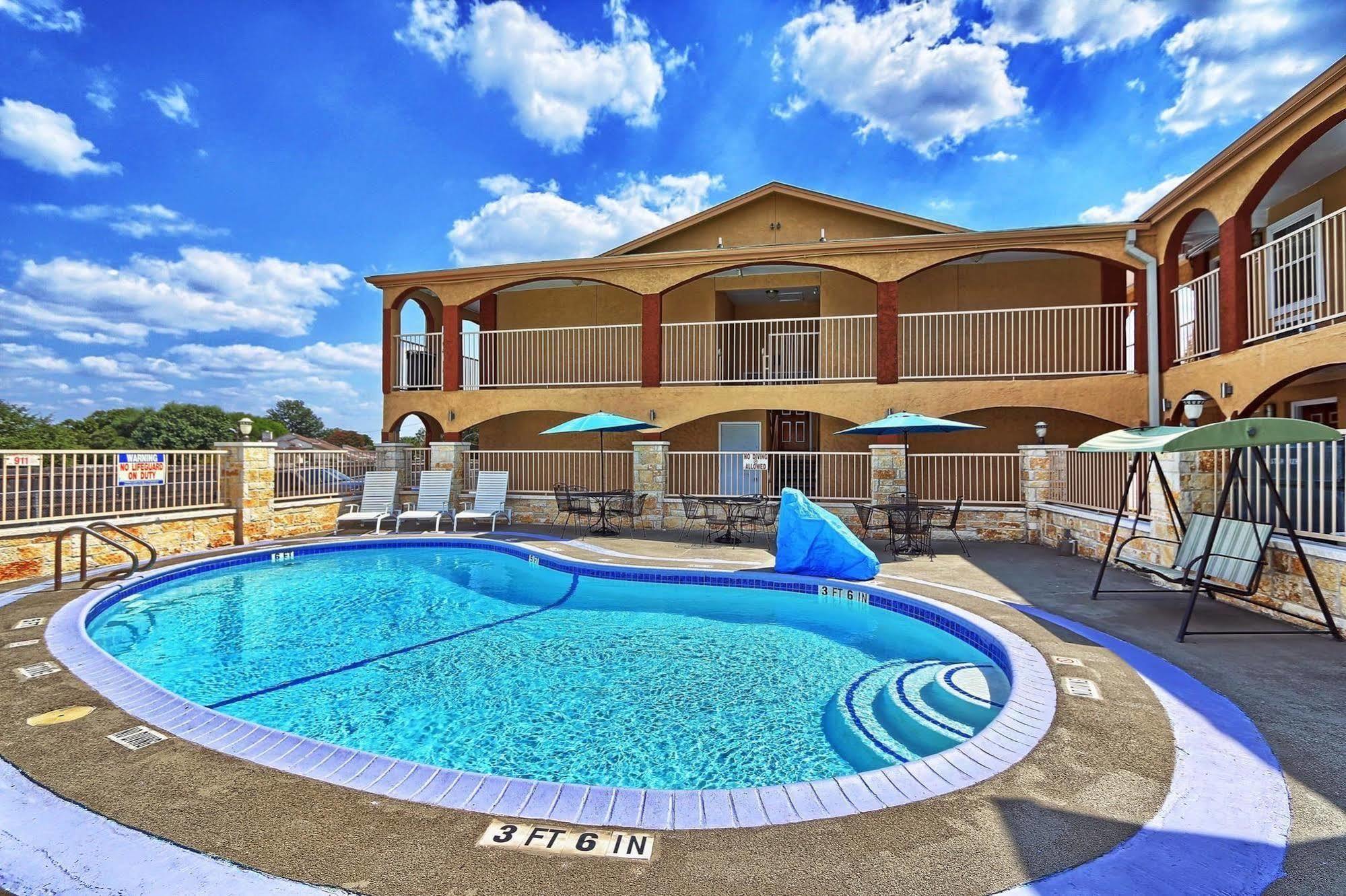 Econo Lodge Austin South Екстериор снимка